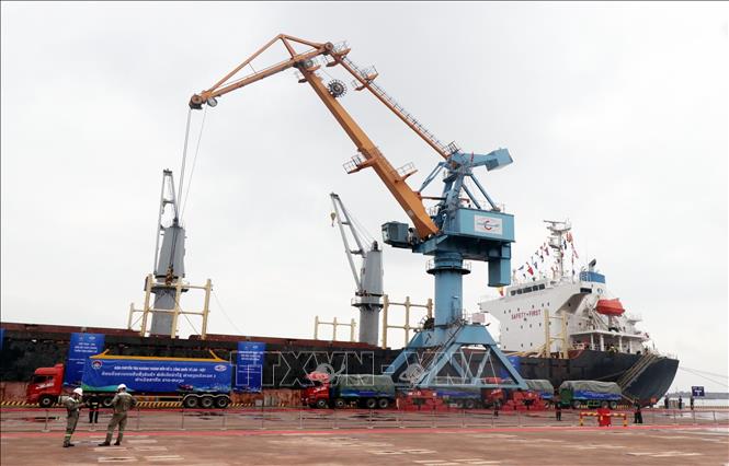Tàu vào lấy hàng ở bến cảng thuộc Công ty Cổ phần Cảng Quốc tế Lào - Việt. Ảnh: Công Tường-TTXVN