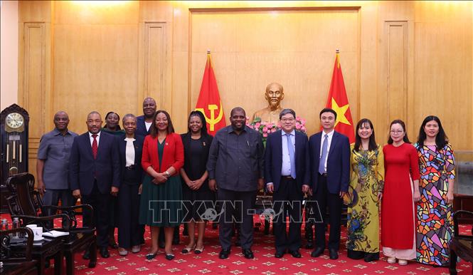 PGS.TS Nguyễn Duy Bắc, Phó Giám đốc Thường trực Học viện Chính trị quốc gia Hồ Chí Minh tiếp Tổng Thư ký Đảng Mặt trận giải phóng Mozambique Chakil Felizardo Aboobacar với các đại biểu. Ảnh: Văn Điệp – TTXVN