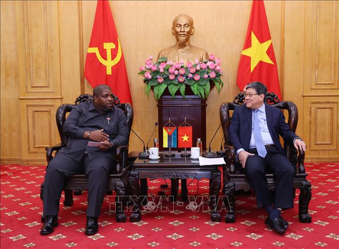 PGS.TS Nguyễn Duy Bắc, Phó Giám đốc Thường trực Học viện Chính trị quốc gia Hồ Chí Minh tiếp Tổng Thư ký Đảng Mặt trận giải phóng Mozambique Chakil Felizardo Aboobacar. Ảnh: Văn Điệp – TTXVN