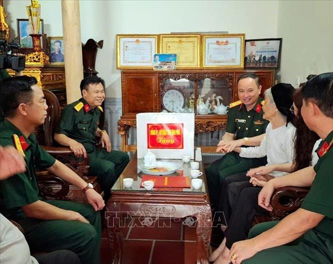Lãnh đạo Bộ Chỉ huy quân sự tỉnh Vĩnh Phúc thăm hỏi gia đình Mẹ Việt Nam Anh hùng Hoàng Thị Mỹ (huyện Vĩnh Tường, tỉnh Vĩnh Phúc). Ảnh: Hoàng Hùng -TTXVN
