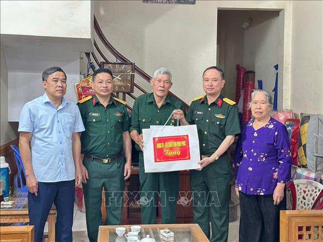 Phó Chính ủy Bộ Chỉ huy quân sự tỉnh Vĩnh Phúc Phạm Văn Trường (thứ 2 phải sang) tặng quà gia đình AHLLVTND Nguyễn Đức Toàn (thành phố Vĩnh Yên, tỉnh Vĩnh Phúc). Ảnh: Hoàng Hùng -TTXVN