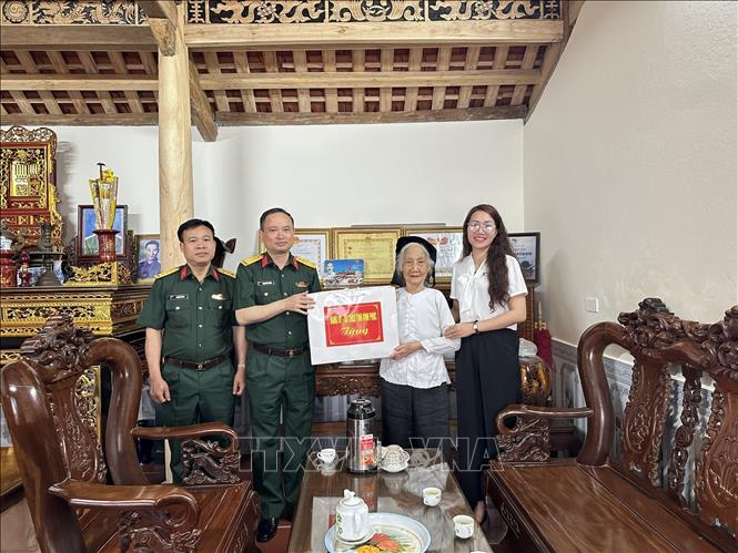 Phó Chính ủy Bộ Chỉ huy quân sự tỉnh Vĩnh Phúc Phạm Văn Trường (thứ 2 trái sang) tặng quà gia đình Mẹ Việt Nam Anh hùng Hoàng Thị Mỹ (huyện Vĩnh Tường, tỉnh Vĩnh Phúc). Ảnh: Hoàng Hùng -TTXVN