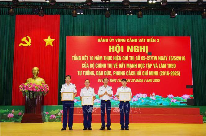 Đại tá Lê Văn Tú, Bí thư Đảng ủy, Chính ủy Bộ Tư lệnh Vùng Cảnh sát biển 3 trao Bằng khen cho các tập thể đạt thành tích xuất sắc. Ảnh: TTXVN phát 