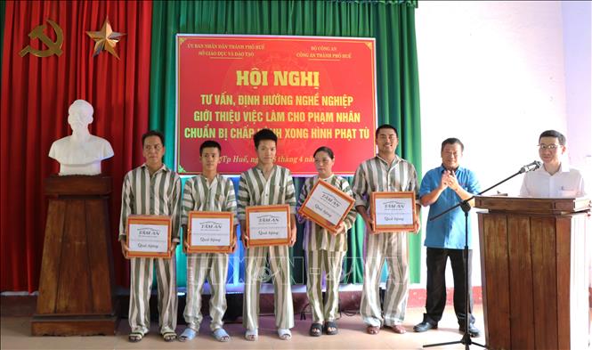 Tặng quà cho các phạm nhân sắp chấp hành xong hình phạt tù. Ảnh: Tường Vi - TTXVN