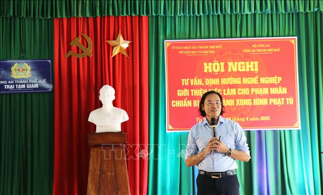 Tư vấn thông tin về nghề nghiệp, cơ hội việc làm. Ảnh: Tường Vi - TTXVN 