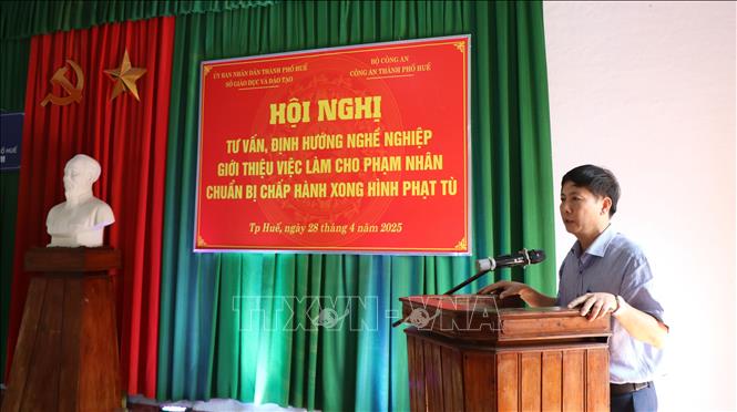 Phó Giám đốc Sở Giáo dục và Đào tạo thành phố Huế Nguyễn Hữu Phước phát biểu tại hội nghị.  Ảnh: Tường Vi - TTXVN