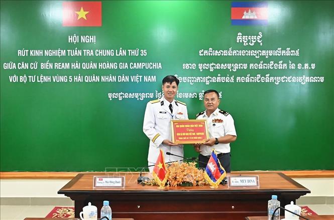 Thượng tá Mai Đăng Danh, Phó Tư lệnh, Tham mưu trưởng Bộ Tư lệnh Vùng 5 Hải quân trao biển tượng trưng tặng trang thiết bị y tế và thuốc quân y cho Bệnh xá Hữu nghị Việt Nam – Campuchia. Ảnh: TTXVN phát