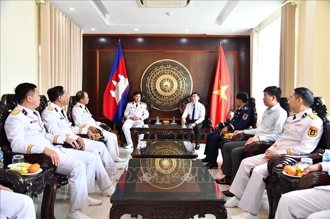 Đoàn công tác Bộ Tư lệnh Vùng 5 Hải quân thăm Tổng Lãnh sự quán Việt Nam tại tỉnh Preah Sihanouk. Ảnh: TTXVN phát
