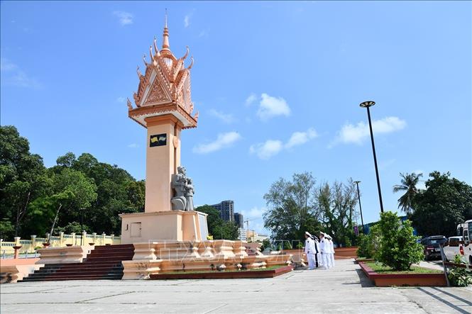 Đoàn công tác Bộ Tư lệnh Vùng 5 Hải quân dâng hương Tượng đài Hữu nghị Việt Nam – Campuchia. Ảnh: TTXVN phát