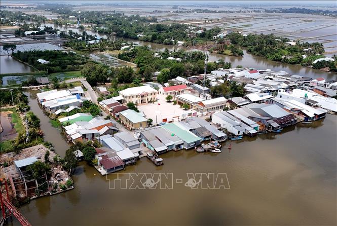 Trung tâm xã Phong Đông, huyện Vĩnh Thuận bên dòng kênh Cảnh Đền. Ảnh: Hồng Đạt - TTXVN
