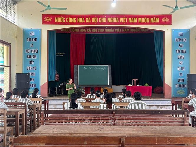 Trại giam số 6 (Bộ Công an) mở lớp học tái hòa nhập cộng đồng, tư vấn pháp luật cho phạm nhân. Ảnh: Xuân Tùng - TTXVN