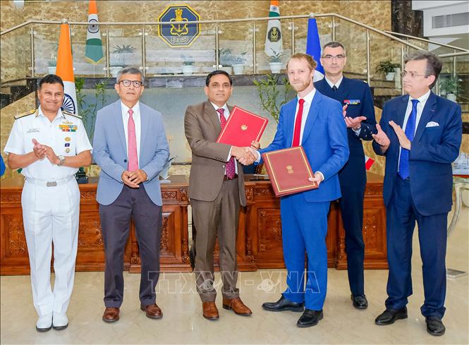 Các quan chức Ấn Độ và Pháp tại lễ ký thỏa thuận ở New Delhi ngày 28/4/2025. Ảnh: ANI/TTXVN
