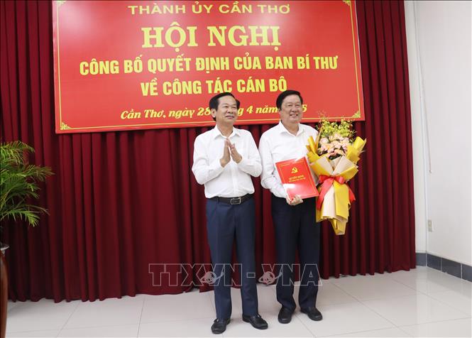 Ông Đỗ Thanh Bình, Ủy viên Trung ương Đảng, Bí thư Thành ủy Cần Thơ trao quyết định nghỉ hưu của Ban Bí thư cho ông Phạm Văn Hiểu. Ảnh: Ngọc Thiện - TTXVN
