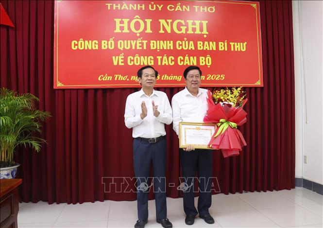 Ông Đỗ Thanh Bình, Ủy viên Trung ương Đảng, Bí thư Thành ủy Cần Thơ trao Bằng khen của Ban Thường vụ Thành ủy cho ông Phạm Văn Hiểu. Ảnh: Ngọc Thiện - TTXVN