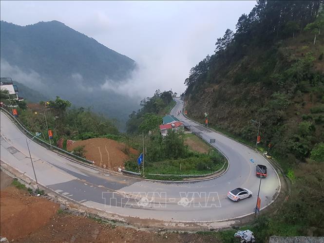 Tuyến đường lên Khu du lịch Tam Đảo, huyện Tam Đảo dài 13-14 km, có nhiều đèo, khúc 