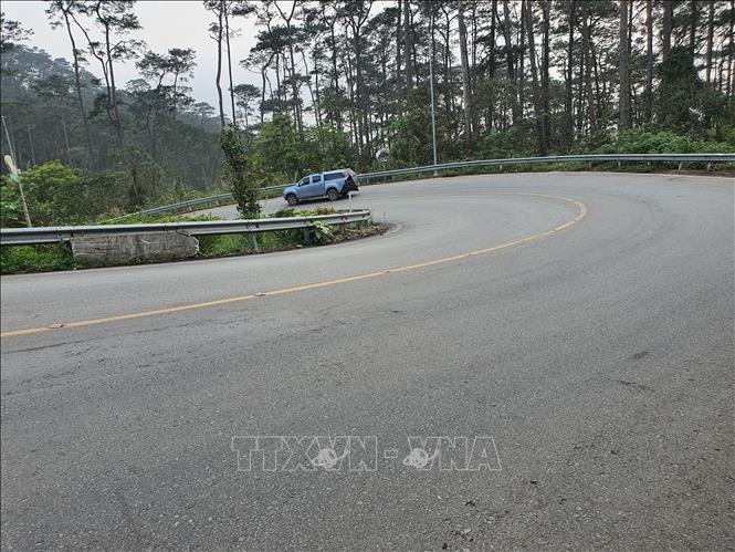 Tuyến đường lên Khu du lịch Tam Đảo, huyện Tam Đảo dài 13-14 km, có nhiều đèo, khúc 