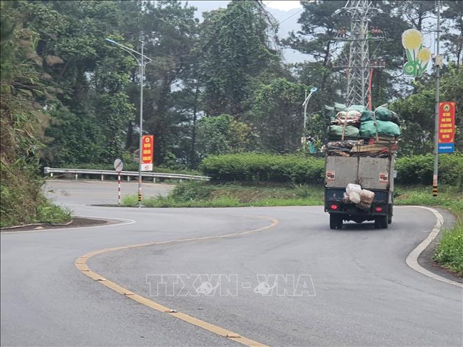 Tuyến đường lên Khu du lịch Tam Đảo, huyện Tam Đảo dài 13-14 km, có nhiều đèo, khúc 