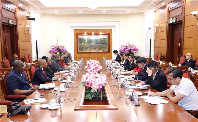 Politburo member and permanent member of the Communist Party of Vietnam Central Committee’s Secretariat Tran Cam Tu holds talks with Secretary General of the ruling Mozambique Liberation Front Party Chakil Aboobabcar in Hanoi on April 28. VNA Photo: Phương Hoa