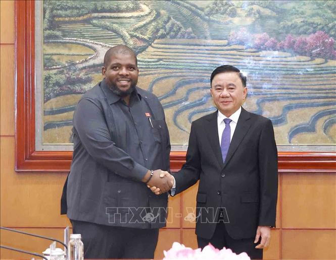 Politburo member and permanent member of the Communist Party of Vietnam Central Committee’s Secretariat Tran Cam Tu holds talks with Secretary General of the ruling Mozambique Liberation Front Party Chakil Aboobabcar in Hanoi on April 28. VNA Photo: Phương Hoa