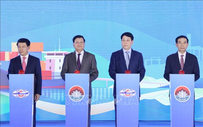 Wharf No. 3 of Lao - Viet International Port is put into operation in the Vung Ang Economic Zone, Ky Anh township, central Ha Tinh province, on April 28 in the presence of President of Vietnam Luong Cuong and Party General Secretary and President of Laos Thongloun Sisoulith. VNA Photo: Lâm Khánh