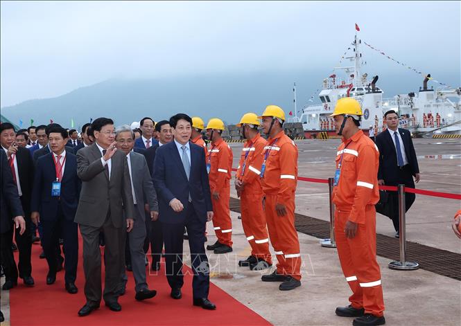 Wharf No. 3 of Lao - Viet International Port is put into operation in the Vung Ang Economic Zone, Ky Anh township, central Ha Tinh province, on April 28 in the presence of President of Vietnam Luong Cuong and Party General Secretary and President of Laos Thongloun Sisoulith. VNA Photo: Lâm Khánh