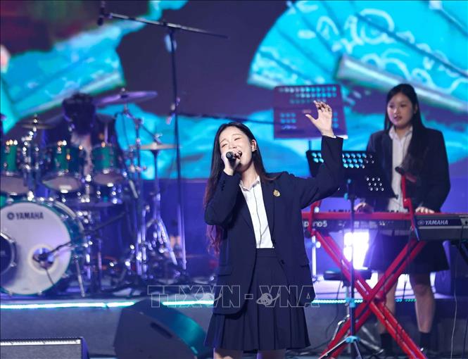 Ban nhạc đến từ Trường THPT Việt Đức bùng nổ trong tiết mục dự thi chung khảo. Ảnh: Thanh Tùng - TTXVN