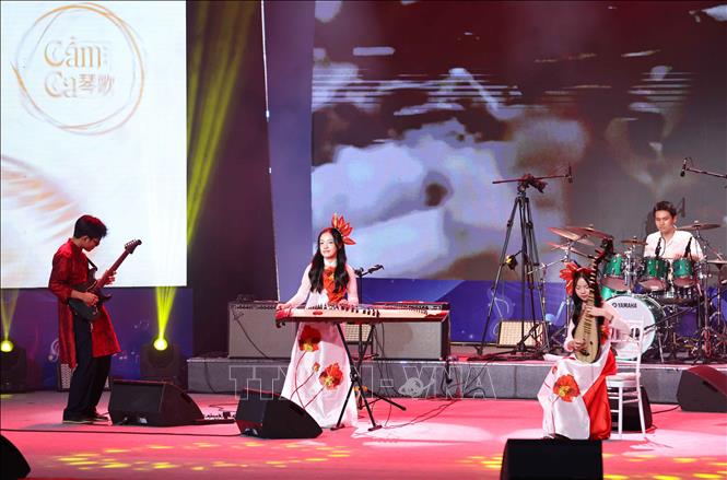 Ban nhạc đến từ Trường THPT Chuyên Hà Nội - Amsterdam biểu diễn tiết mục dự thi chung khảo. Ảnh: Thanh Tùng - TTXVN