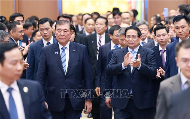 Prime Minister Pham Minh Chinh and his Japanese counterpart Ishiba Shigeru attend the Vietnam-Japan Forum on cooperation in strategic industries, high technology, green transition, and semiconductors in Hanoi on April 28. VNA Photo: Dương Giang