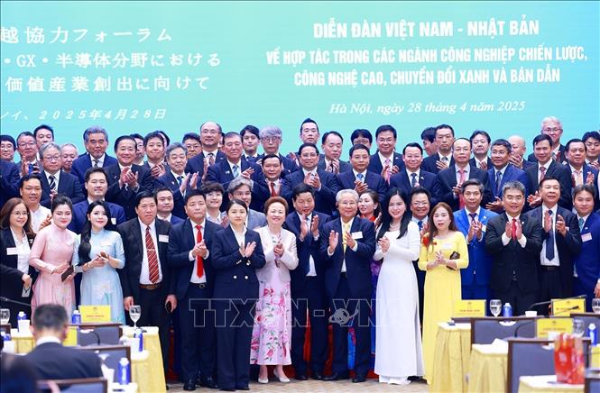 Prime Minister Pham Minh Chinh and his Japanese counterpart Ishiba Shigeru attend the Vietnam-Japan Forum on cooperation in strategic industries, high technology, green transition, and semiconductors in Hanoi on April 28. VNA Photo: Dương Giang