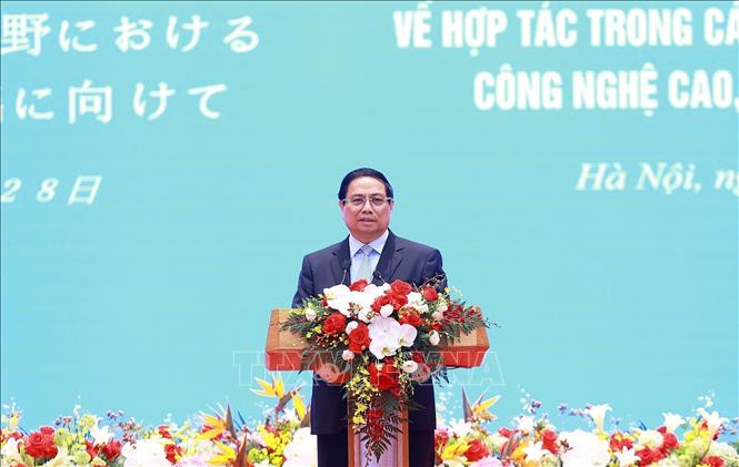 Prime Minister Pham Minh Chinh speaks at the Vietnam-Japan Forum on cooperation in strategic industries, high technology, green transition, and semiconductors in Hanoi on April 28. VNA Photo: Dương Giang