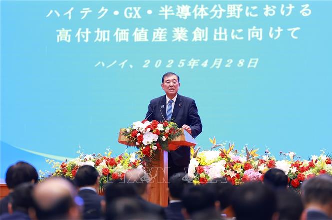 Japanese Prime Minister Ishiba Shigeru speaks at the Vietnam-Japan Forum on cooperation in strategic industries, high technology, green transition, and semiconductors in Hanoi on April 28. VNA Photo: Dương Giang