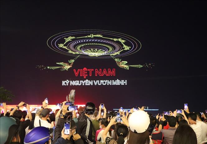 Người dân tập trung đông đúc tại khu vực Bến Bạch Đằng (Quận 1) để chiêm ngưỡng màn trình diễn drone đặc sắc. Ảnh: Thu Hương - TTXVN