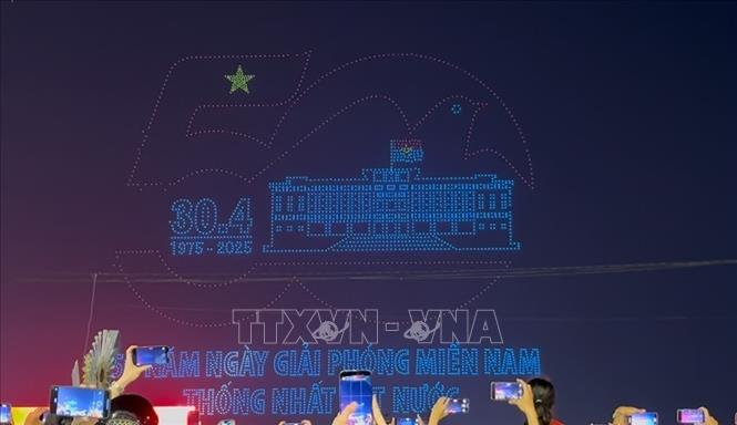 Màn trình diễn drone được tổ chức nhân kỷ niệm 50 năm ngày Giải phóng miền Nam, thống nhất đất nước. Ảnh: Thu Hương - TTXVN