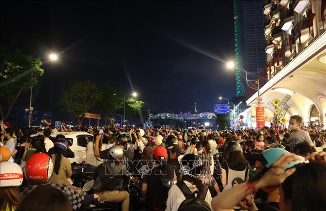 Người dân và du khách Thành phố Hồ Chí Minh tập trung đông đúc tại khu vực Bến Bạch Đằng (Quận 1) để chiêm ngưỡng màn trình diễn drone đặc sắc. Ảnh: Thu Hương - TTXVN