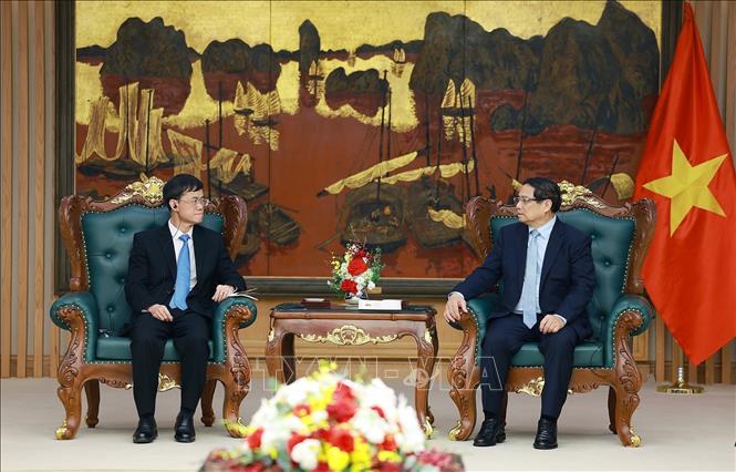 Prime Minister Pham Minh Chinh receives Chinese Minister of Veterans Affairs Pei Jinjia in Hanoi on April 28. VNA Photo: Dương Giang