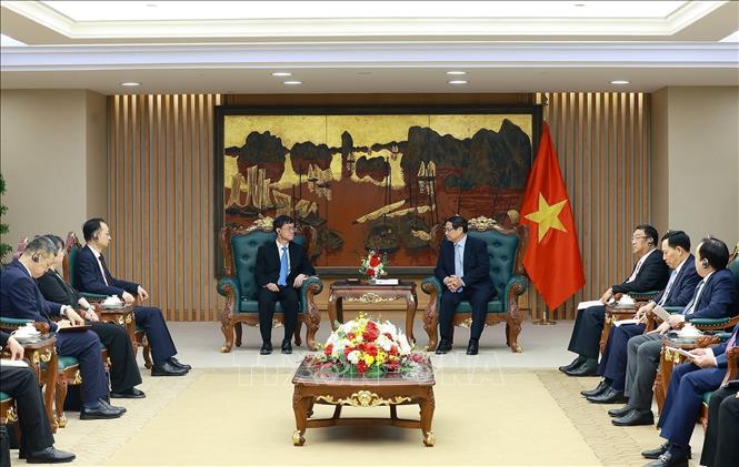 Prime Minister Pham Minh Chinh receives Chinese Minister of Veterans Affairs Pei Jinjia in Hanoi on April 28. VNA Photo: Dương Giang