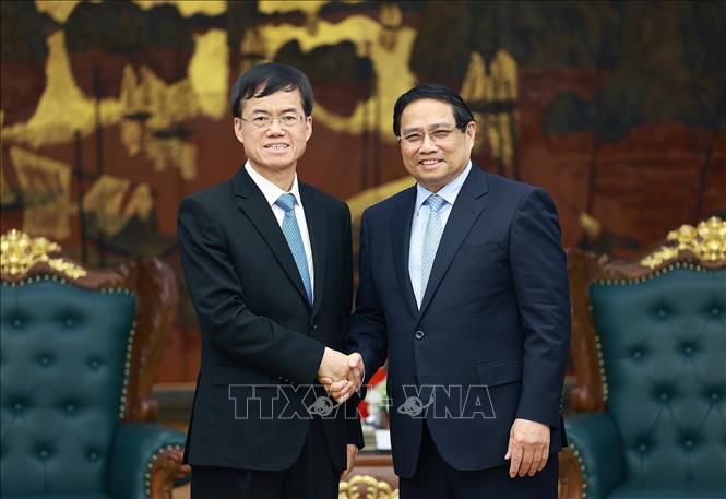 Prime Minister Pham Minh Chinh receives Chinese Minister of Veterans Affairs Pei Jinjia in Hanoi on April 28. VNA Photo: Dương Giang