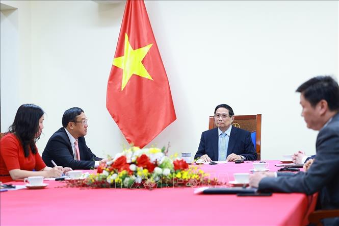 Prime Minister Pham Minh Chinh holds phone talks with his Malaysian counterpart Anwar Ibrahim on April 28. VNA Photo: Dương Giang