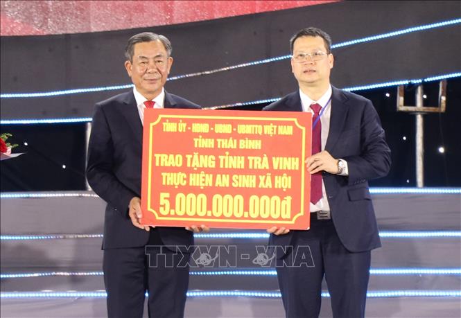 Tỉnh uỷ Thái Bình trao bảng tượng trưng tặng 5 tỷ đồng hỗ trợ an sinh xã hội cho tỉnh Trà Vinh. Ảnh: Thanh Hòa - TTXVN