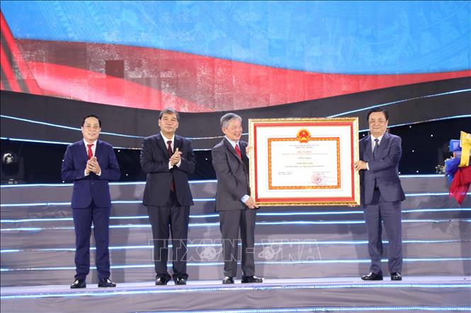 Lãnh đạo tỉnh Trà Vinh đón nhận Bằng công nhận tỉnh hoàn thành nhiệm vụ xây dựng nông thôn mới. Ảnh: Thanh Hòa - TTXVN