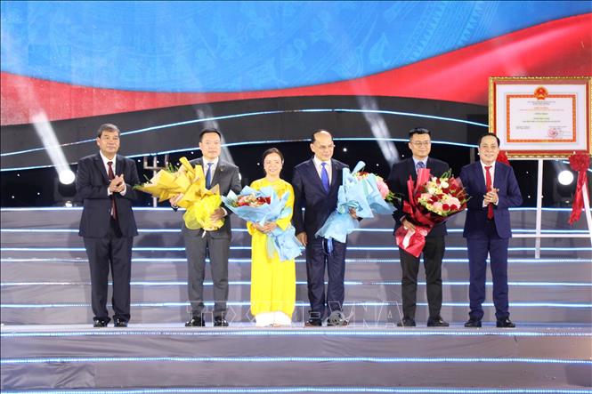 Lãnh đạo tỉnh Trà Vinh tặng hoa cho các đơn vị tài trợ tổ chức lễ kỷ niệm. Ảnh: Thanh Hòa - TTXVN