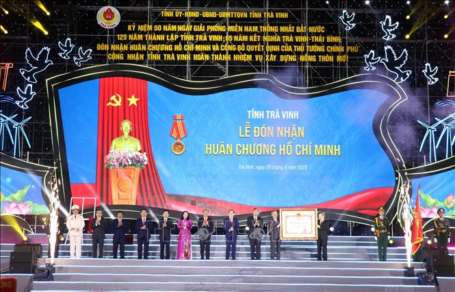 Ông Lê Minh Trí, Bí thư Trung ương Đảng, Chánh án Tòa án nhân dân tối cao thừa ủy quyền Chủ tịch nước trao tặng Huân chương Hồ Chí Minh cho Đảng bộ và nhân dân tỉnh Trà Vinh. Ảnh: Thanh Hòa - TTXVN