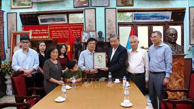 Tổng Bí thư Tô Lâm với gia đình Đại tướng Võ Nguyên Giáp. Ảnh: TTXVN