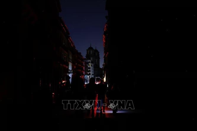 Đường phố chìm trong bóng tối khi xảy ra mất điện diện rộng tại Madrid, Tây Ban Nha ngày 28/4/2025. REUTERS/TTXVN