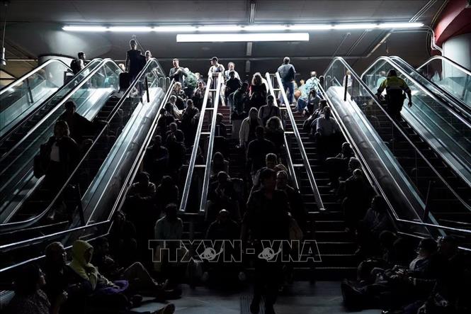 Hành khách chờ đợi tại nhà ga ở Madrid, Tây Ban Nha khi dịch vụ đường sắt ngừng hoạt động do mất điện, ngày 28/4/2025. REUTERS/TTXVN