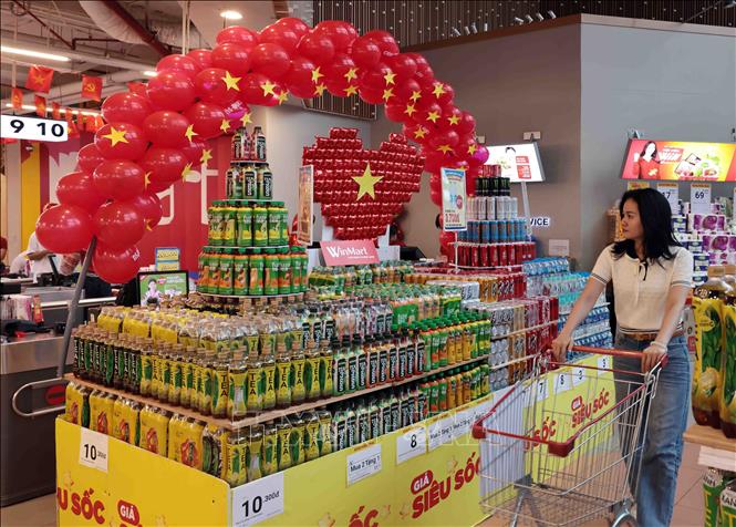 Hàng hóa được bài trí mừng ngày đại lễ 30/4 lịch sử tại WinMart Thăng Long, Cầu Giấy, Hà Nội. Ảnh: Trần Việt - TTXVN