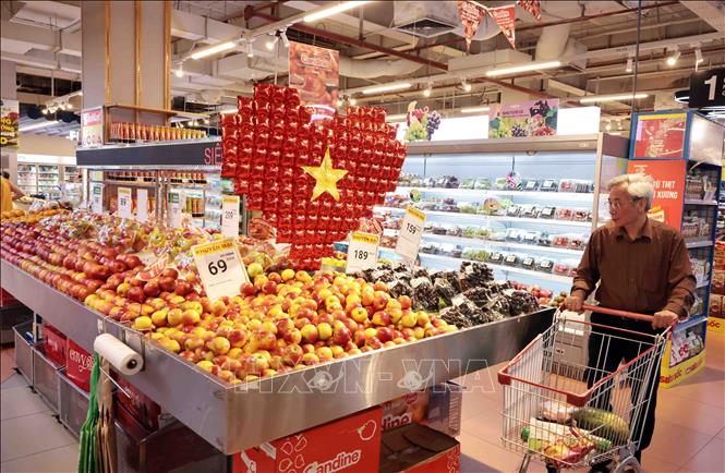Người dân mua sắm tại WinMart Thăng Long, Cầu Giấy, Hà Nội. Ảnh: Trần Việt - TTXVN