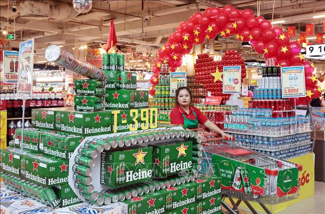 Hàng hóa được bài trí mừng ngày đại lễ 30/4 lịch sử tại WinMart Thăng Long, Cầu Giấy, Hà Nội. Ảnh: Trần Việt - TTXVN