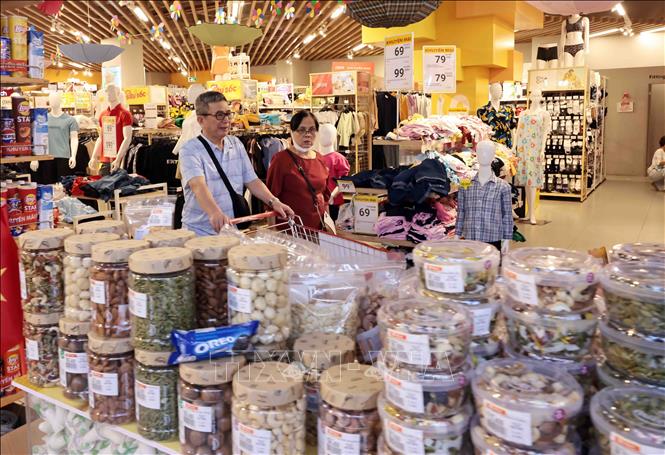 Người dân mua sắm tại WinMart Thăng Long, Cầu Giấy, Hà Nội. Ảnh: Trần Việt - TTXVN