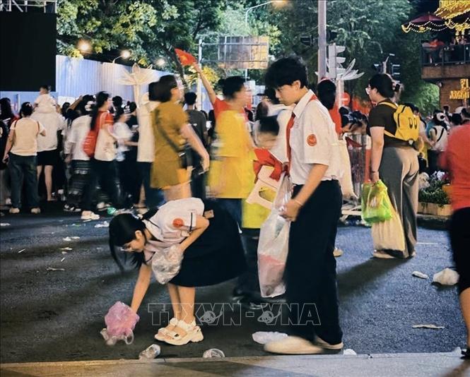 Thành phố Hồ Chí Minh chung tay giữ gìn môi trường sạch đẹp dịp đại lễ 30/4 - Ảnh thời sự trong nước - Văn hoá & Xã hội - Thông tấn